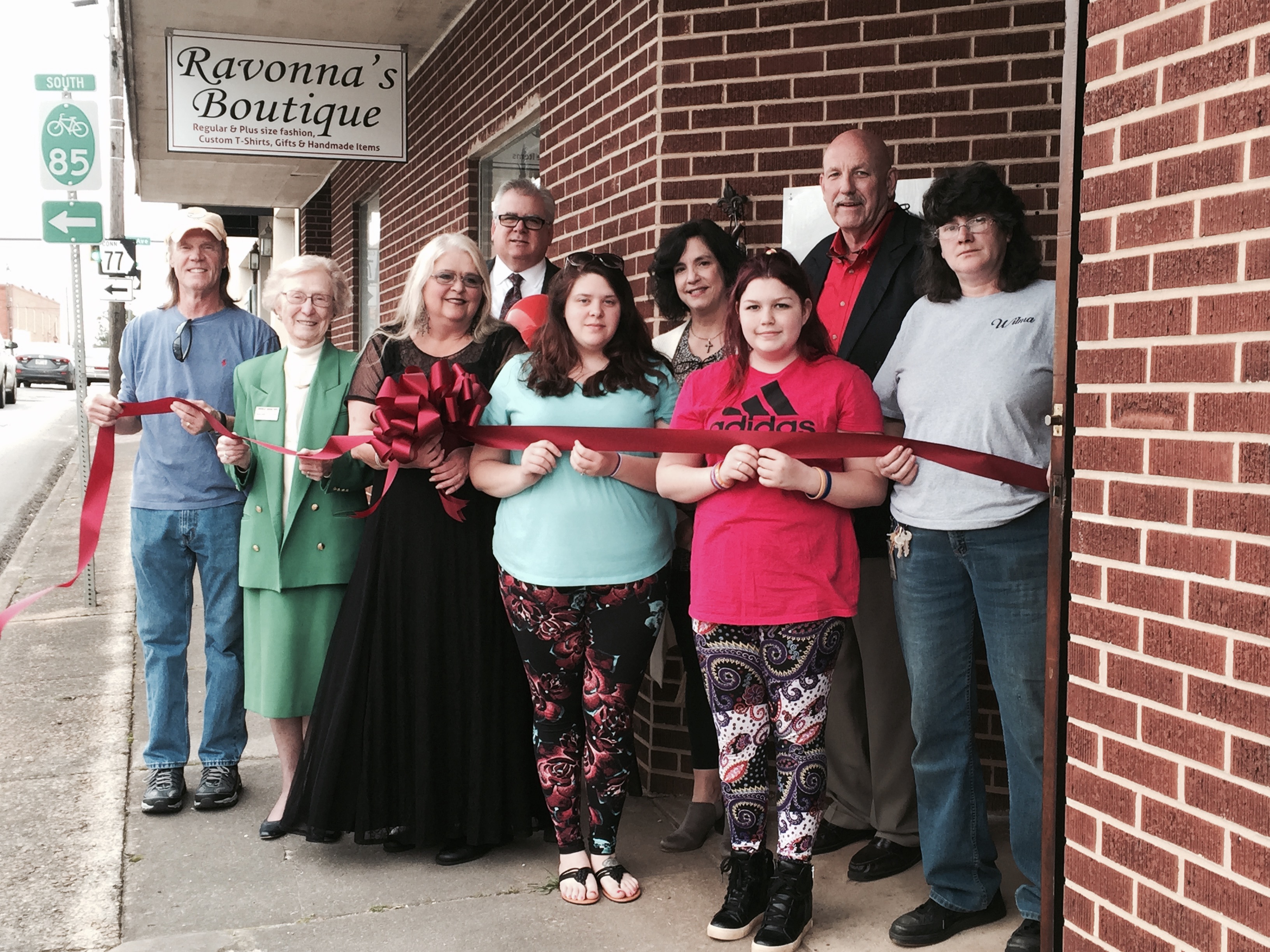 Lavonia Chamber holds ribbon cutting for Ravonna's - 92.1 WLHR