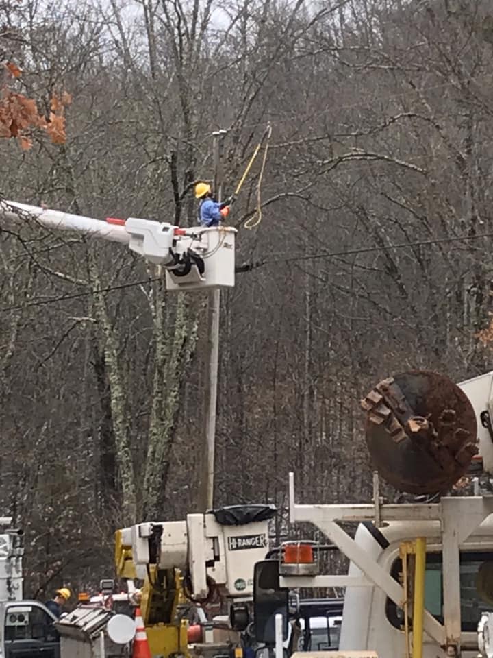 hart-emc-crews-help-restore-power-to-10-000-homes-in-kentucky-92-1-wlhr